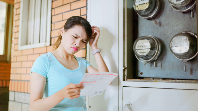 電気代の明細書を見ている女性