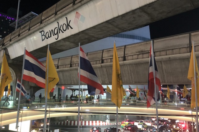 bangkokと書かれた高架歩道