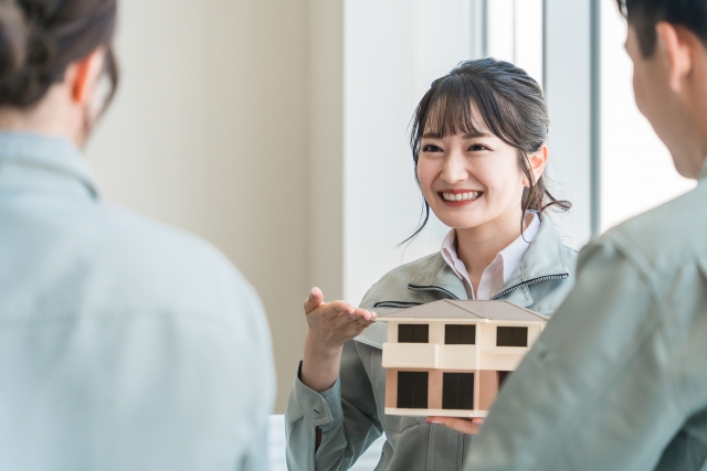 建物を紹介する女性